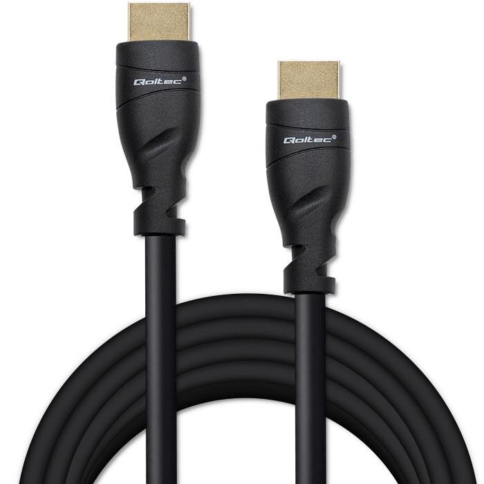 Na obrazie widoczny jest czarny kabel HDMI z dwoma wtykami, na których znajduje się logo \'Qoltec\'.