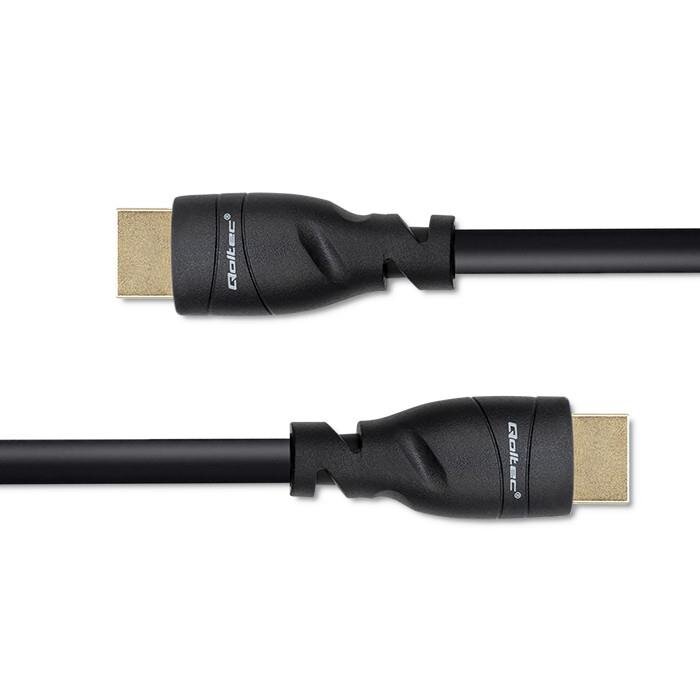 Na obrazie widoczny jest czarny kabel HDMI z dwoma złączami, na których znajduje się logo \'Qoltec\'.