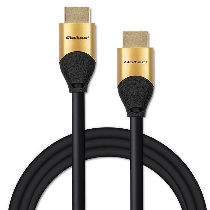 Obraz przedstawia czarny kabel HDMI z dwoma złotymi końcówkami, na których widnieje logo \'Qoltec\'.