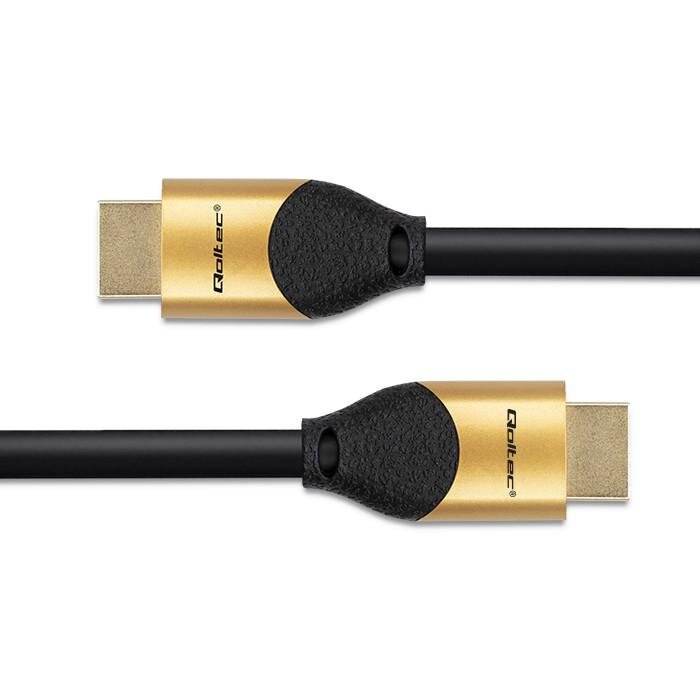 Obraz przedstawia dwa końce kabla HDMI z czarnymi przewodami i złotymi wtyczkami. Na wtyczkach widoczne jest logo \'Qoltec\'.