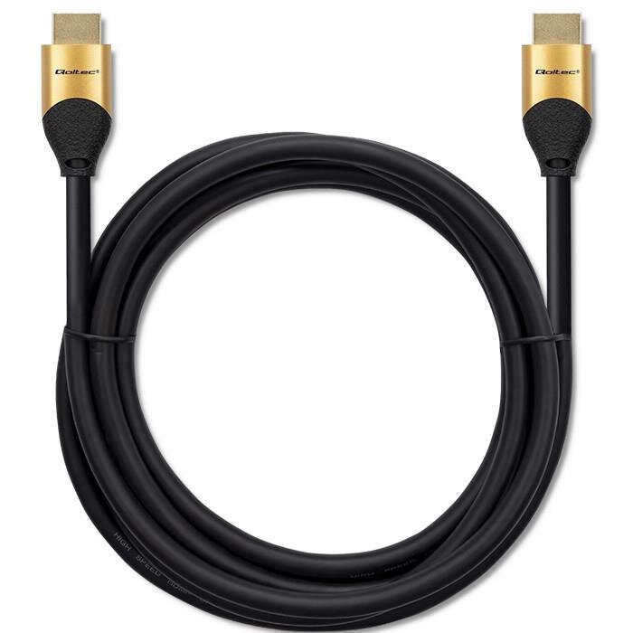 Czarny kabel HDMI z pozłacanymi końcówkami, na których widnieje napis \'Qoltec\'.