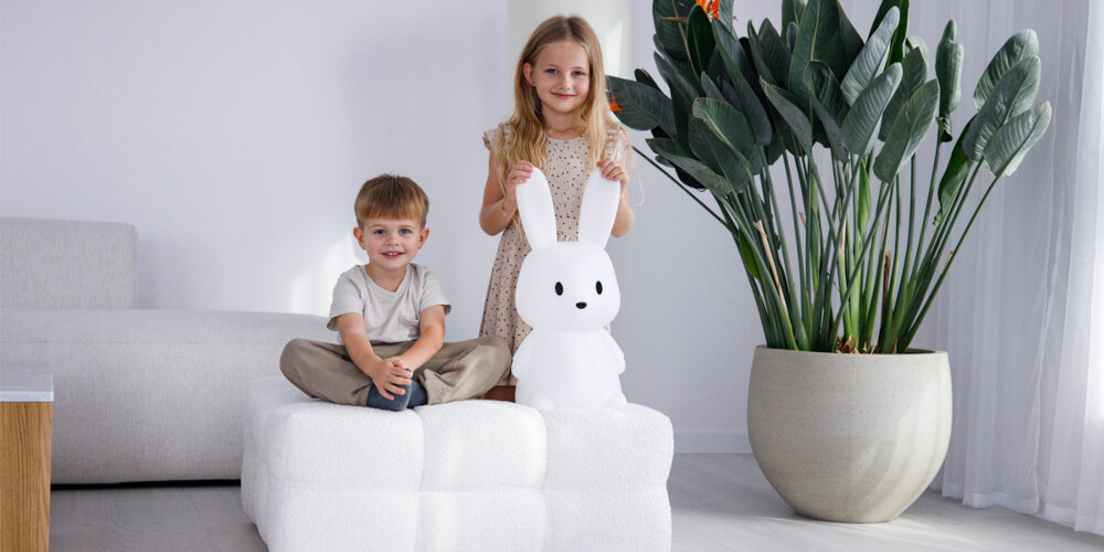 LAMPKA NOCNA INNOGIO RABBIT MEGA MAXI zdjęcie lifestyle pokój dziecięcy Od pierwszych dni życia dzieci biała pufa chłopczyk dziewczynka duża donica zielone liście kwiat roślina