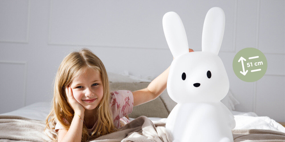 LAMPKA NOCNA INNOGIO RABBIT MEGA MAXI zdjęcie lifestyle pokój dziecięcy uśmiech dziecko dziewczynka łóżko poduszka infografika wymiar 51 cm przytulna bajkowa atmosfera spokój przed snem