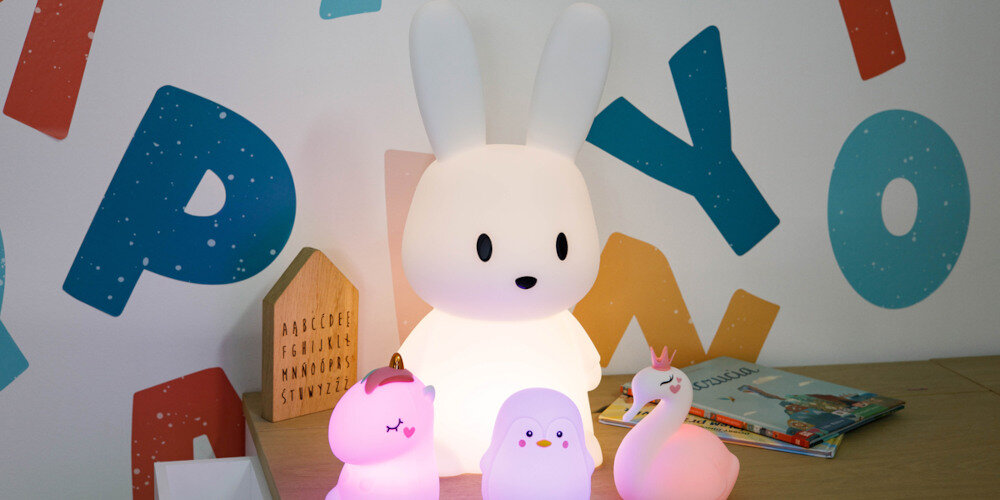 LAMPKA NOCNA INNOGIO RABBIT MEGA MAXI zdjęcie lifestyle pokój dziecięcy książki zabawki włączona lampka kolorowa ściana w literki Kolorowy świat snów 8 kolorów 3 tryby sterowanie regulacja dotykiem pilot sterowanie na odległość