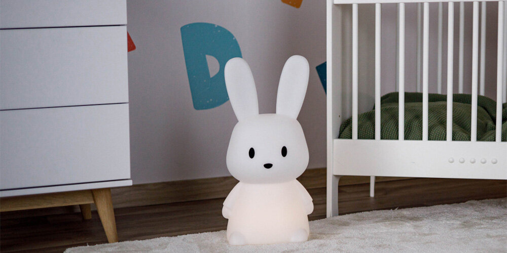LAMPKA NOCNA INNOGIO RABBIT MEGA MAXI zdjęcie lifestyle pokój dziecięcy biała komoda łóżeczko dziecięce kolorowa ściana Miękka jak przytulanka miękki elastyczny materiał przyjemna w dotyku delikatna faktura