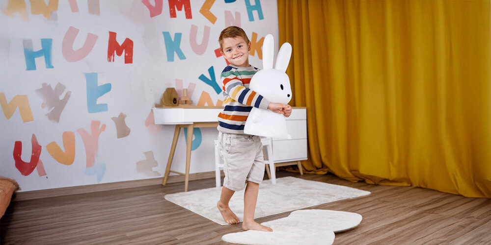 LAMPKA NOCNA INNOGIO RABBIT MEGA MAXI zdjęcie lifestyle pokój dziecięcy chłopiec dziecko dywaniki biała mała komoda wbudowany akumulator USB-C praktyczna mobilna praca 20 godzin długotrwałe niezawodne oświetlenie wymiary 252 x 232 x 510 mm