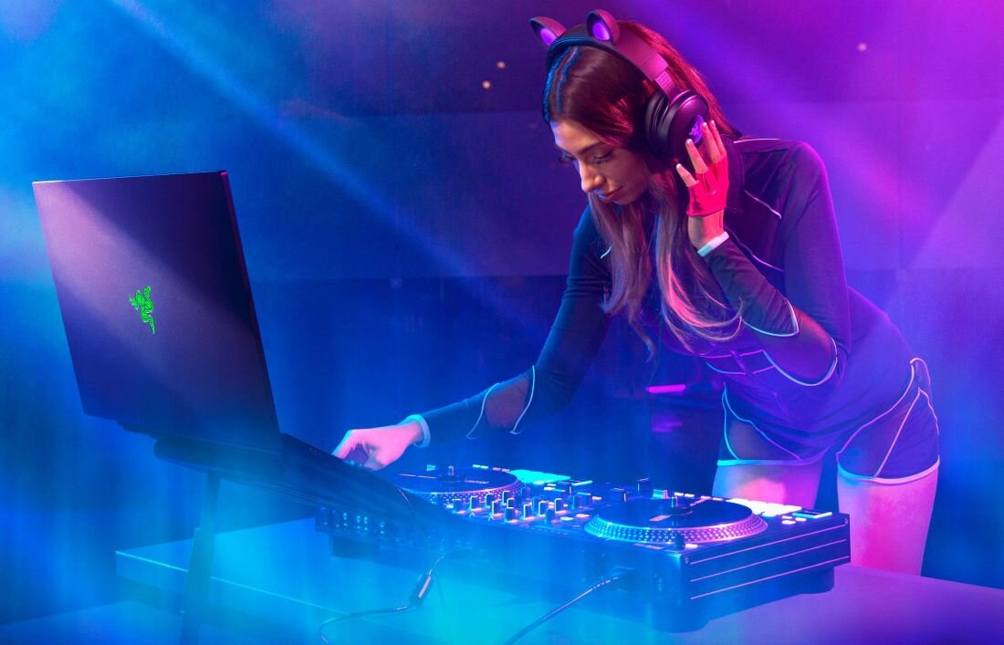 Laptop RAZER Blade 18 K9-NT - THX Spatial Audio