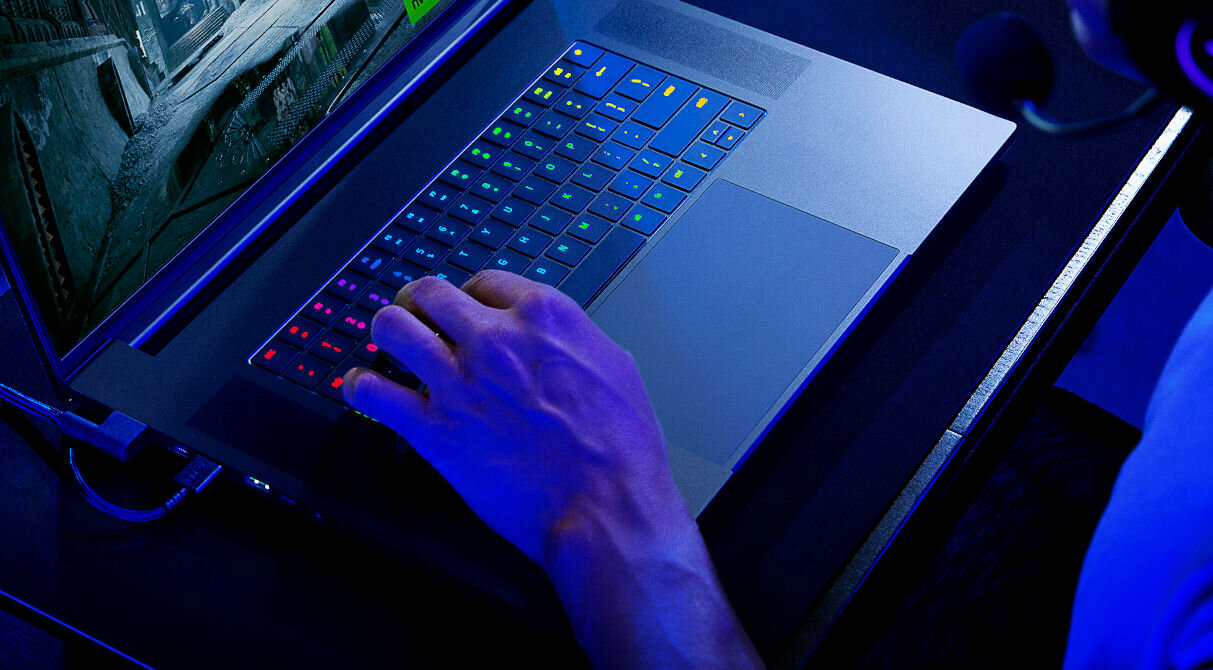 Laptop RAZER Blade 18 K9-NT 18 IPS 240Hz i9-13950HX 32GB RAM 2TB SSD GeForce RTX4090 Windows 11 Home podświetlenie Chroma RGB zapobiega przypadkowemu rejestrowaniu nienaciśniętych klawiszy