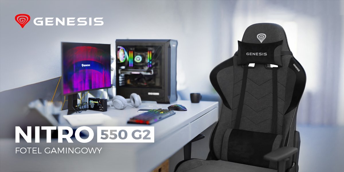 Fotel gamingowe GENESIS Nitro przy biurku na którym znajdują się: komputer, monitor, klawiatura, myszka oraz słuchawki. Tło jest białe