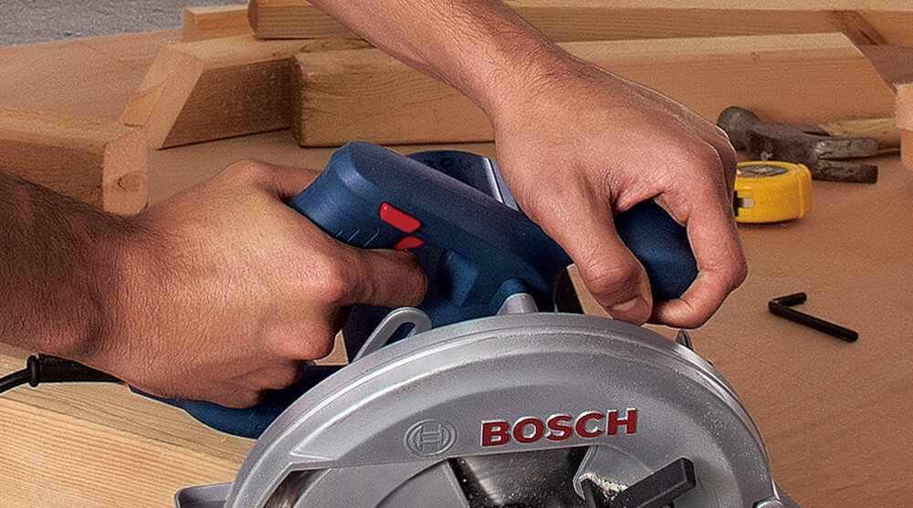 Pilarka tarczowa BOSCH Professional GKS 140 06016B3020 praca w zgodzie z rygorystycznymi zasadami ergonomii bezpieczenstwo wyprofilowana rekojesc pokryta antyposlizgowym tworzywem