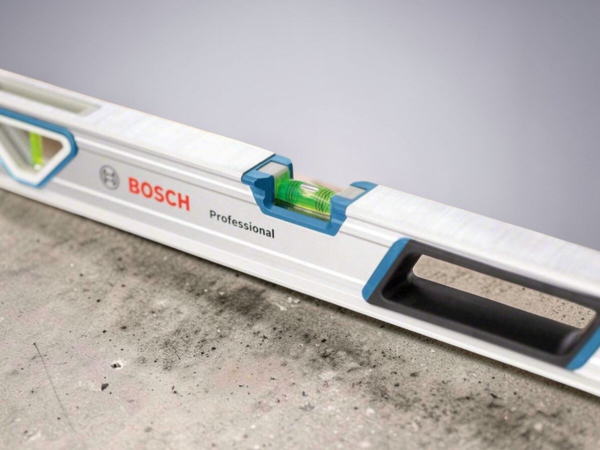 Poziomica BOSCH Professional 1600A016BR, aluminium, profil, osłony, odporność, zbliżenie na libelle poziomicy