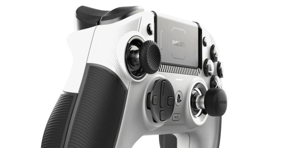 Kontroler NACON Revolution 5 Pro Biały prezentacja pada od przodu pod kątem na białym tle technologia Bluetooth przełączanie między źródłami dźwięku brak konieczności opuszczania gry kontrola w czasie rzeczywistym