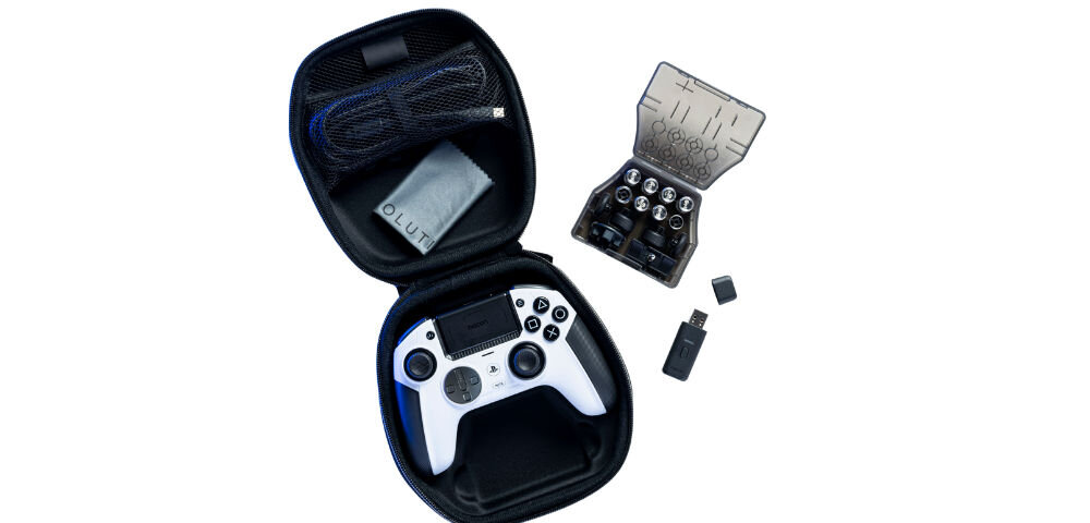 Kontroler NACON Revolution 5 Pro Biały prezentacja pada w etui ochronnym wraz z przewodem USB-C/USB-A i zestawem wymiennych elementów sześć ciężarków cztery pierścienie sześć końcówek analogów ponad 60 kombinacji personalizacji precyzyjne dostosowanie