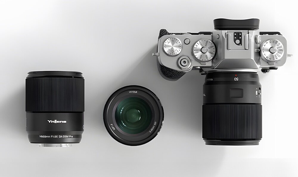 Obiektyw Yongnuo YN 50 mm f/1,8 DA DSM Pro do Fujifilm X wraz z aparatem - ujęcie z góry