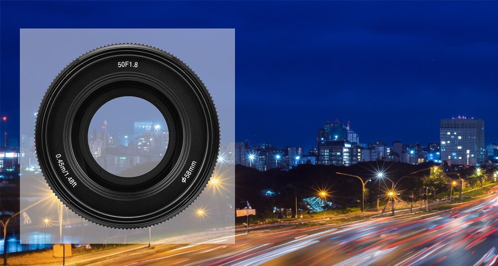 Obiektyw Yongnuo YN 50 mm f/1,8 DA DSM Pro do Fujifilm X przodem na tle miasta nocą