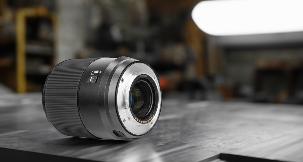 Obiektyw Yongnuo YN 50 mm f/1,8 DA DSM Pro do Fujifilm X na ciemnym stole