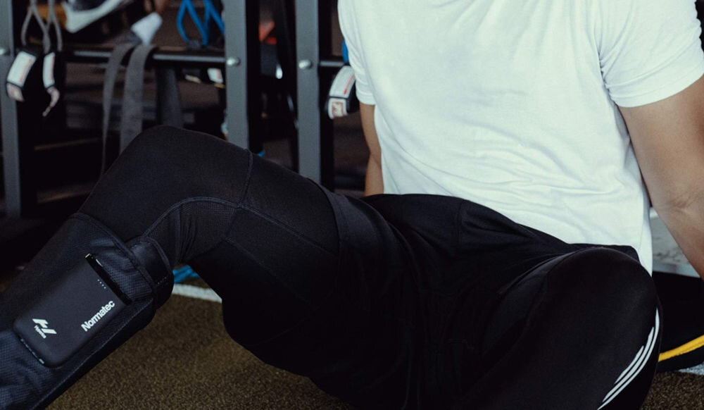 Masażer do nóg HYPERICE Normatec Lower Legs certyfikat TSA zabranie na pokład samolotu istotna korzyść dla często podróżujących wsparcie regeneracji podczas podróży komfort ulga bez względu na miejsce