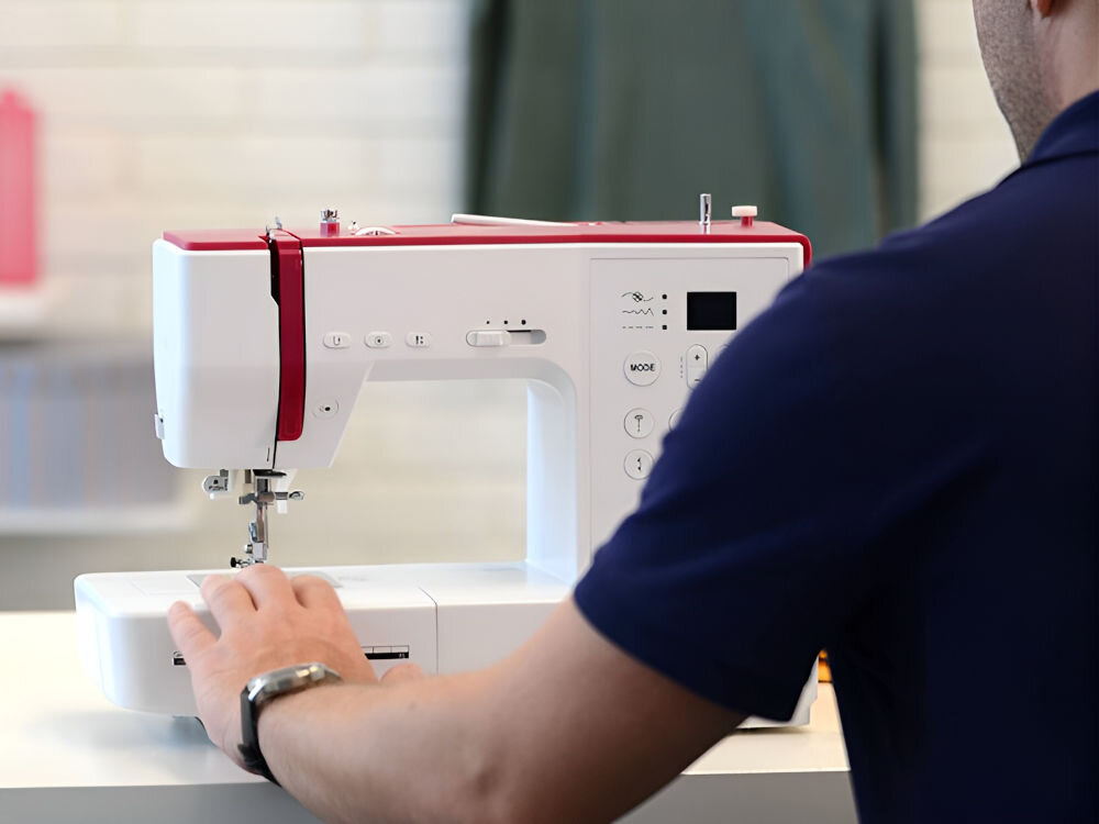 Maszyna do szycia  BERNETTE  Sew&Go 7 wymiary maszyny programy ściegowe ściegi owerlokowe elastyczne kryte do pikowania specjalne ściegi do haftowania cerowania wszechstronne narzędzie automatyczne obszywanie dziurek nawlekacz igły szybka i bezproblemowa praca