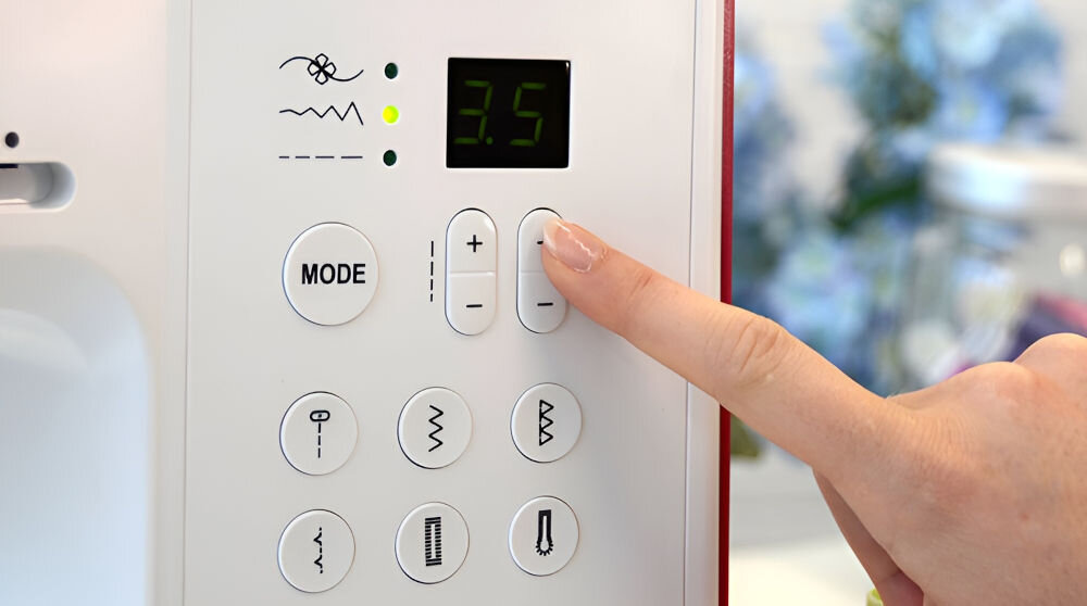 Maszyna do szycia  BERNETTE  Sew&Go 7 szycie podwójną igłą wolne ramię automatyczny docisk stopki wyśiwtlacz LCD wygoda intuicyjność obsługi funkcja szycia wstecz pełna siła wkłucia igły zatrzaskowe mocowanie stopek nożyk do obcinania nitek prosty wybór ściegów pokrętło wszechstronność funkcjonalność