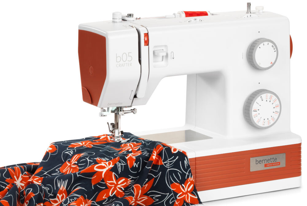 Maszyna do szycia BERNETTE 05 Crafter Heavy Duty szycie podwójną igłą eleganckie profesjonalnie wygladające ściegi różne rozstawy igieł dopasowanie szerokości ściegu ozdobne detale na odzieży wyszukany wygląd trwałość estetyka