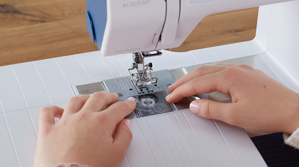 Maszyna do szycia BERNETTE 05 Academy Heavy Duty funkcja manualnej regulacji docisku stopki dostosowanie do grubości materiałów dopasowanie docisku stopki do wymagań materiału wysoka jakość szycia obróbka materiału