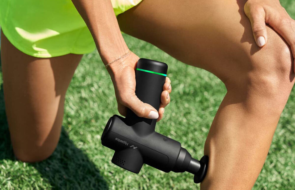 Masażer ręczny Gun HYPERICE Hypervolt Go 2 Czarny dwie wymienne głowice zwiększona wszechstronność głowica płaska średnia twardość duże grupy mięśniowe nogi łydki wspomaganie regeneracji zapobieganie kontuzjom głowica bullet działanie na punktach spustowych rozluźnienie napięć poprawa mobilności mięśni wymienne końcówki dostosowanie masażu 