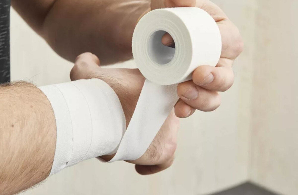 Taśma kinezjologiczna DUNLOP Tape 7.3 m x 38 mm Czerwony Wsparcie i stabilizacja stabilizuje stawy i mięśnie zmniejsza napięcie mięśniowe poprawia krążenie krwi stymuluje układ nerwowy naturalne łagodzenie bólu