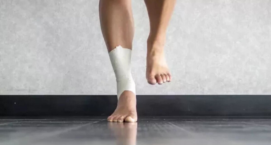 Taśma kinezjologiczna DUNLOP Tape 7.3 m x 38 mm Czerwony Uniwersalne zastosowanie nadgarstek łokieć bark kolano kostka stosowanie elastyczna miękka bezpieczne