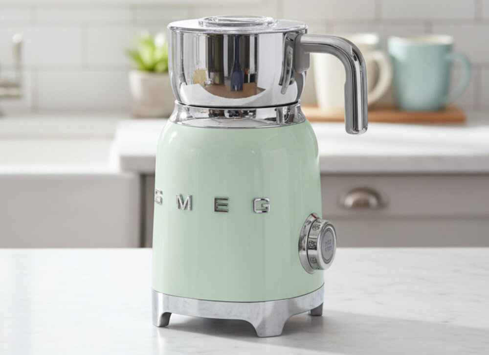 Spieniacz SMEG MFF11PGEU Pastelowa zieleń wygląd design prezentacja wizualizacja Komfort kawowych rytuałów