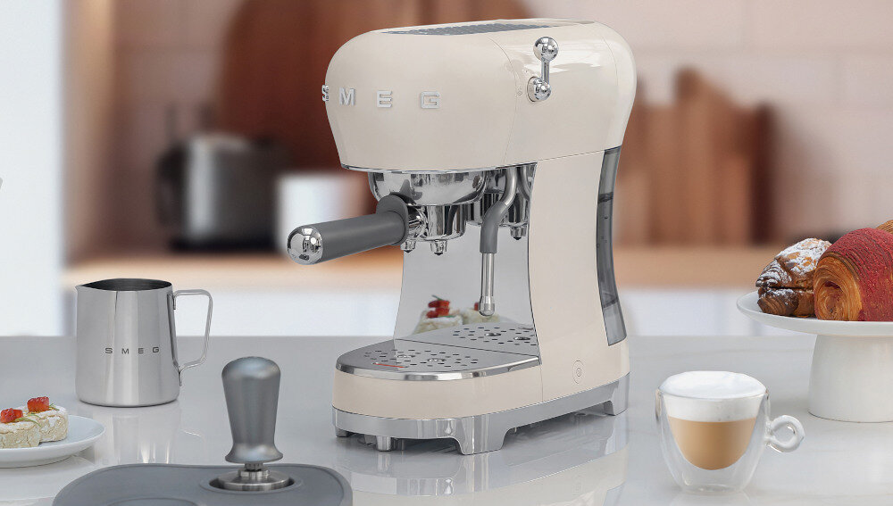 Ekspres SMEG ECF02WHEU Stała temperatura parzenia System grzewczy Thermoblock moc kawa oczekiwania obowiązki czas napój