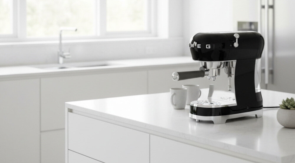 Ekspres SMEG ECF02WHEU Spienianie mleka System Cappuccino przygotowanie gęstej pianki o kremowej strukturze  Kawy mleczne konsystencja wygląd kawa