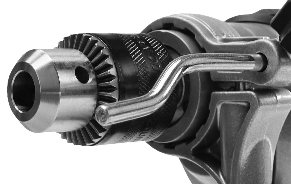 Wiertarka udarowa CELMA PROFESSIONAL PRCm 13GEO zbliżenie na uchwyt wiertarski uchwyt kluczykowy 3–13 mm stosowanie wierteł i akcesoriów o różnych średnicach uniwersalność zwiększa efektywność pracy