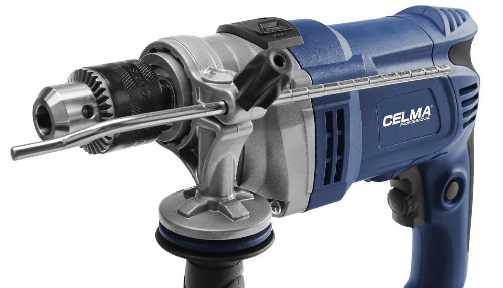 Wiertarka udarowa CELMA PROFESSIONAL PRCm 13GEO wiertarka na białym tle widoczna od przodu pod skosem maksymalna średnica wiercenia w drewnie 25 mm w stali 10 mm w betonie 13 mm w typowych zadaniach domowych i profesjonalnych Przewód o długości 3 m wygodne manewrowanie narzędziem