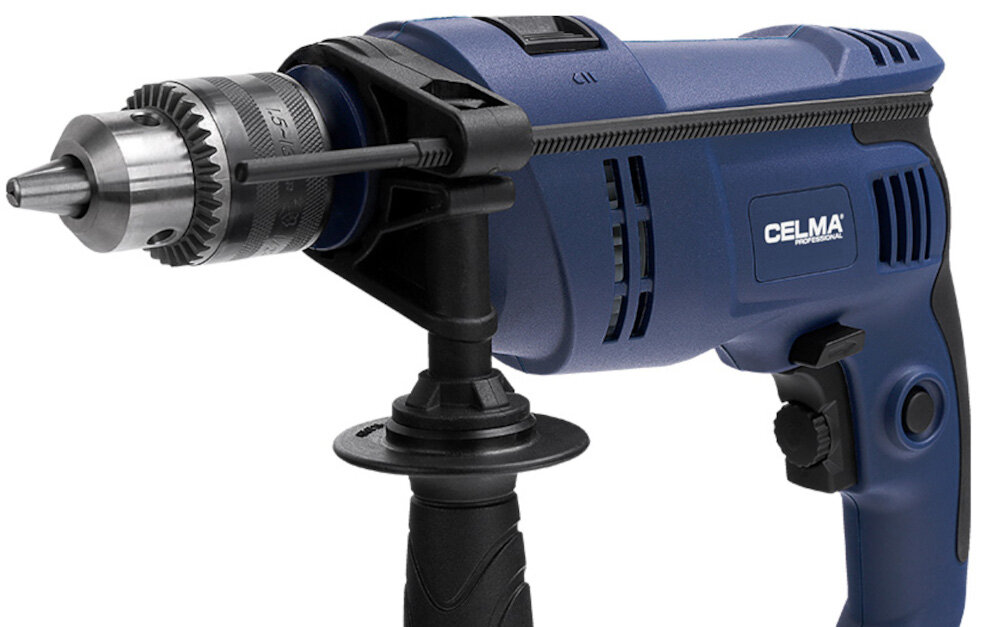Wiertarka udarowa CELMA PROFESSIONAL PRCk 13GEO wiertarka na białym tle widoczna od przodu pod skosem maksymalna średnica wiercenia w stali 10 mm w betonie 13 mm w typowych zadaniach domowych i profesjonalnych Przewód o długości 2 m wygodne manewrowanie narzędziem