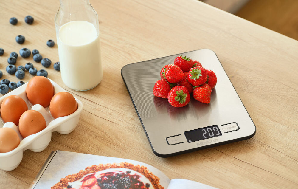 Waga kuchenna SENCOR SKS 8080 Srebrny precyzyjne ważenie srebrna waga przyciski truskawki położone na wadze wyświetlacz 