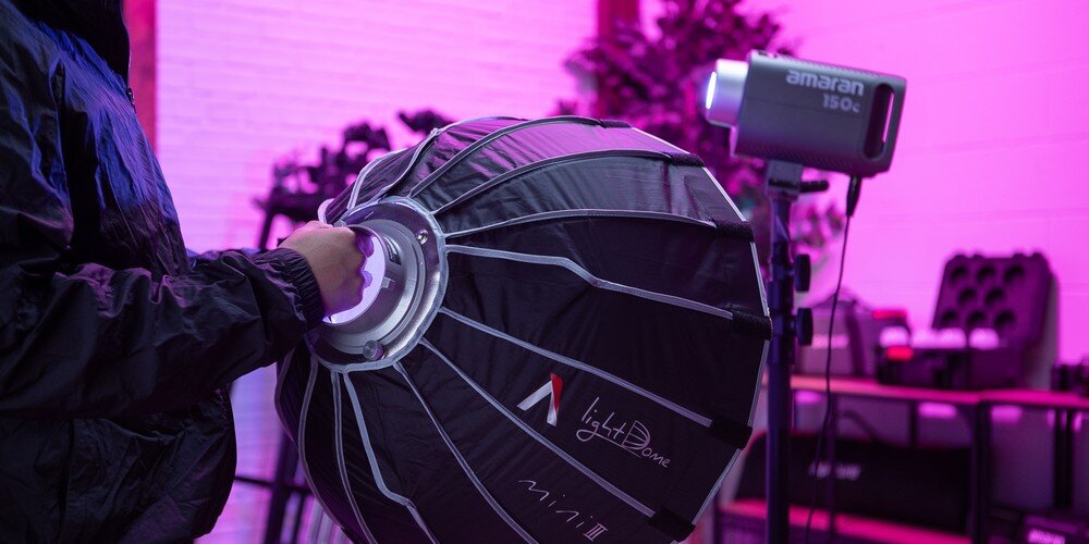 Softbox Aputure Light Dome mini III podczas pracy