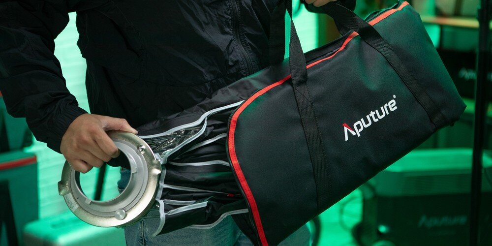 Softbox Aputure Light Dome mini III podczas chowania do pokrowca