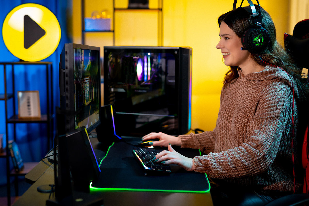 Komputer MAD DOG BQ500FX-A09WR R7-5800X 32GB RAM 2TB SSD GeForce RTX4070 Windows 11 Home obudowa wygląd wentylatory przewiew okno bok wyciszenie