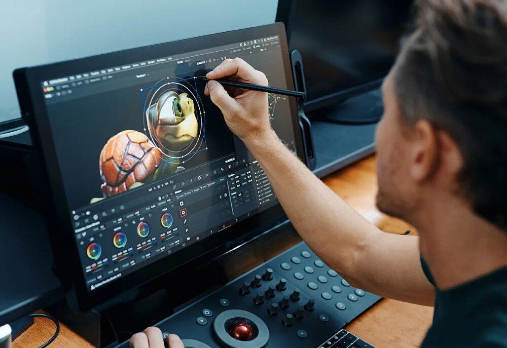Tablet graficzny WACOM Cintiq Pro 17 Mężczyzna rysuje na tablecie graficznym, na którym wyświetlany jest obraz żółwia. Obok znajduje się kontroler z wieloma przyciskami i pokrętłami, wyświetlacz rozdzielczość jakość certyfikaty kolory odwzorowanie