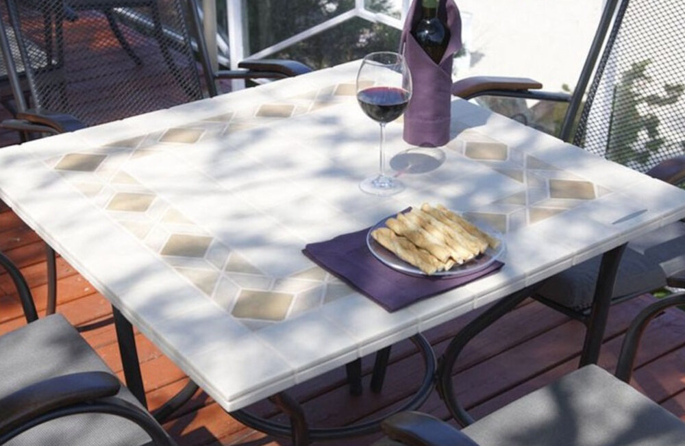 Stół ogrodowy PATIO Roma 65859 zdjęcie lifestyle Trwałe materiały z mieszanek żywic, w tym poliestrowej i ortoftalowej, z wypełnieniem z mielonej skały osadowej pokryto czterema warstwami lakieru