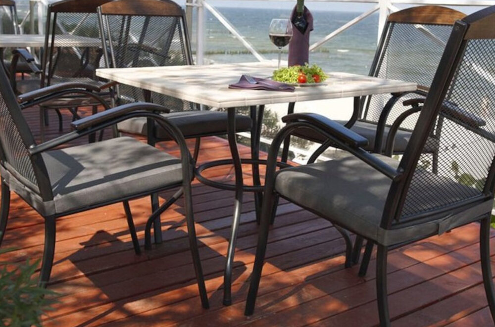 Stół ogrodowy PATIO Roma 65859 zdjęcie lifestyle  Stabilny stalowy stelaż  ze stali i malowany proszkowo ma kolor antracytowy obciążenie do 100 kg Ciemne wykończenie 
