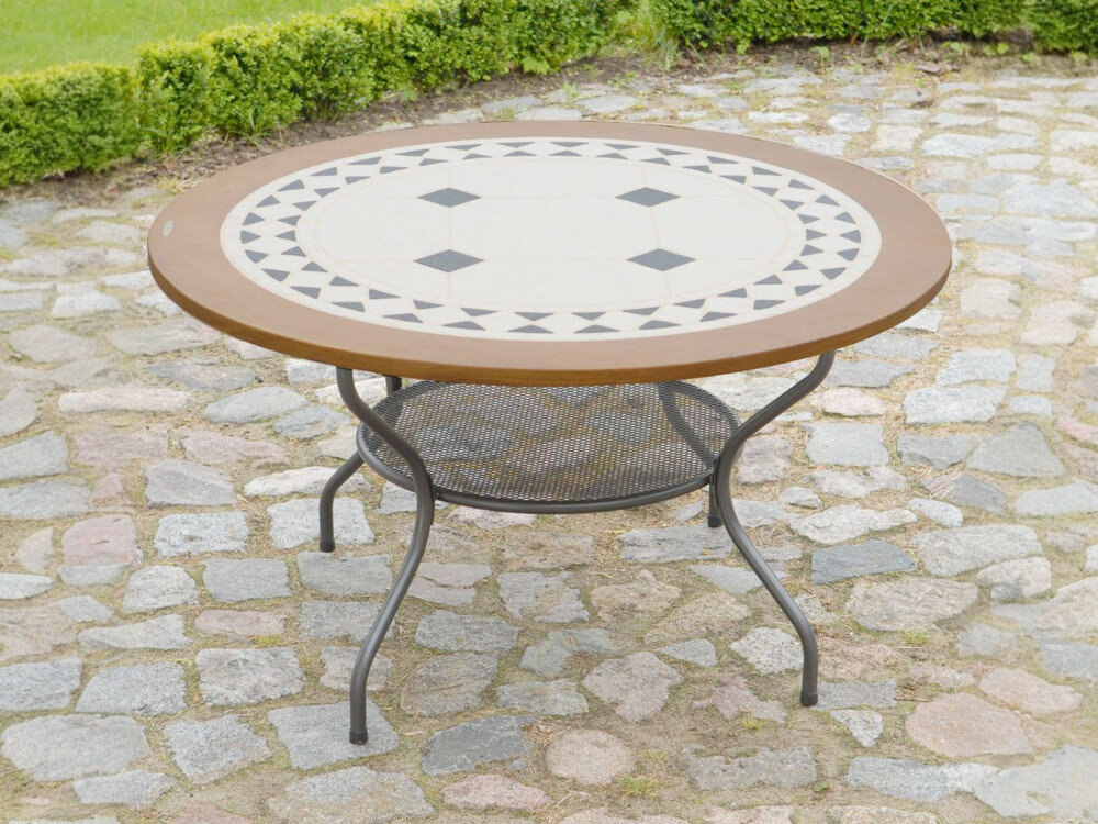 Stół ogrodowy PATIO Como 125 cm Antracytowo-brązowy, blat, kamień, odporność, unikatowy, stół stoi na kamiennej ścieżce w tle trawnik