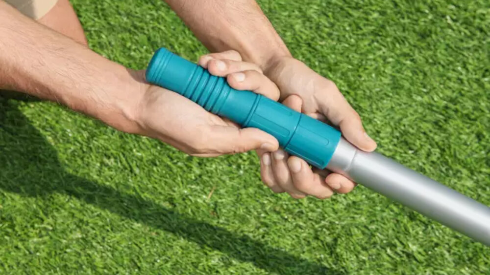 Tyczka do akcesoriów basenowych BESTWAY E-Z-Broom 360 cm z ultralekkiego aluminium wytrzmala latwa w manewrowaniu lekka 720 g miekki antyposlizgowy material komfort bezpieczenstwo