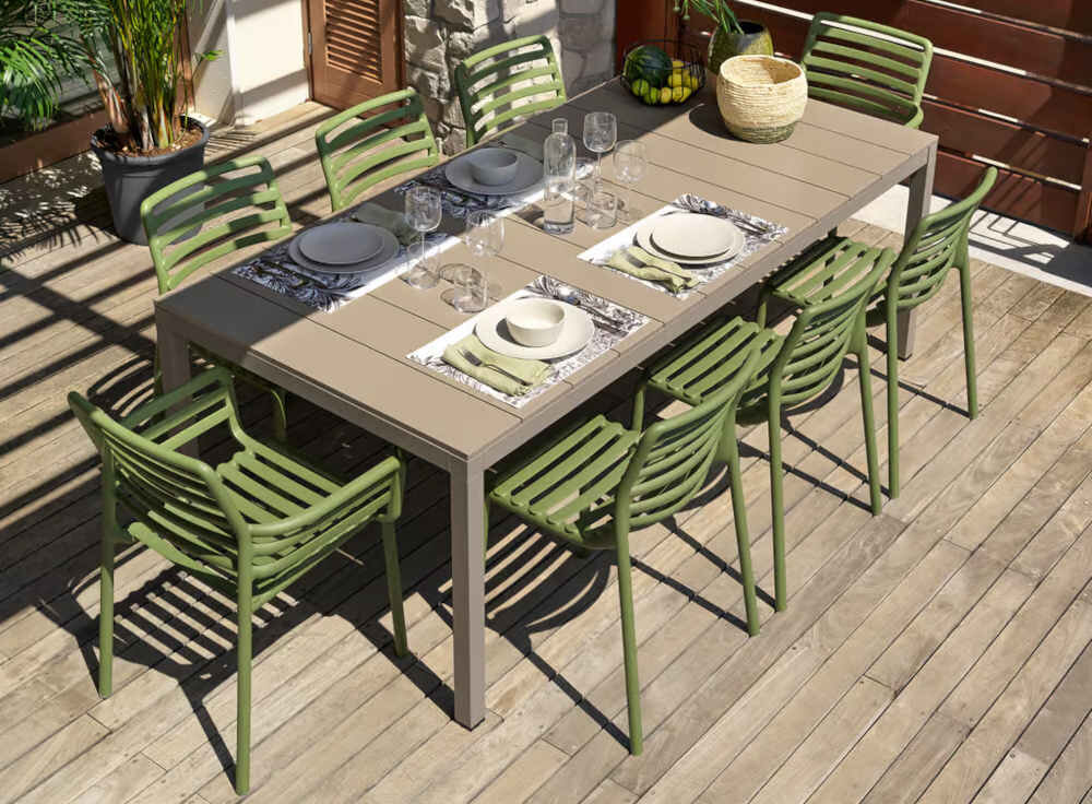 Krzesło ogrodowe NARDI Doga 228339 prezentacja styl wyglad design sztaplowana konstrukcja antypoślizgowe nóżki ochrona konserwacja