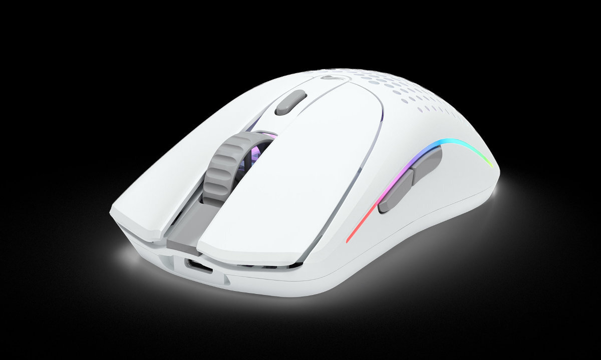 GLORIOUS Model O 2 Wireless zoptymalizowanej konstrukcji mniejszymi otworami dobrym rozłożeniem baterii 68 gramów Tekstura powierzchni - mysz od przodu