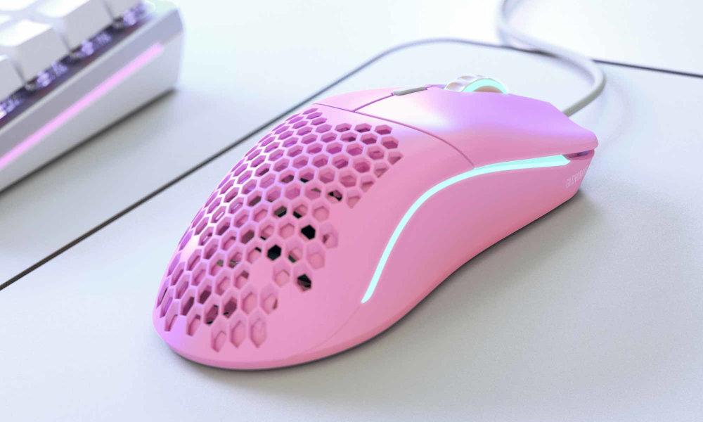 GLORIOUS PC Gaming Race Model O - mysz na biurku obok klawiatury