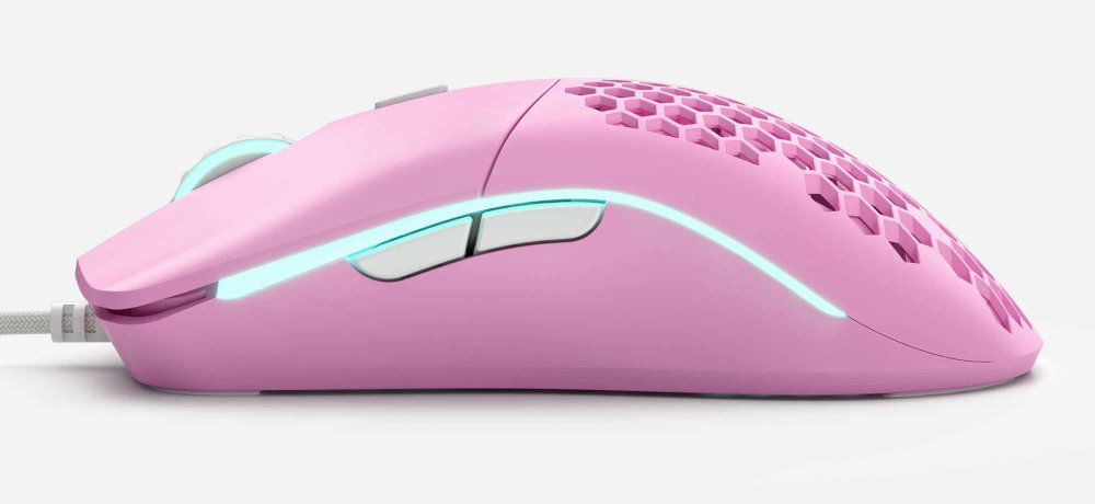 GLORIOUS PC Gaming Race Model O 68 g redukuje zmęczenie dłoni obudowa o wymiarach około 128 × 66 × 38 mm teflonowe ślizgacze - mysz od boku na białym tle