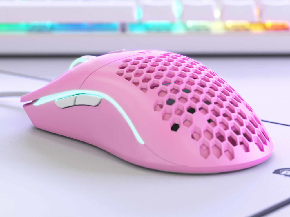 GLORIOUS PC Gaming Race Model O konstrukcja obudowy wzorze plastra miodu stylowe oświetlenie - mysz na jasnym biurku