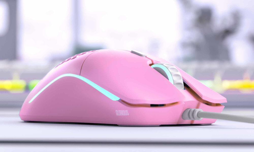 GLORIOUS PC Gaming Race Model O Model O symetryczna konstrukcja dłoni prawej, jak i lewej graczy leworęcznych - biała mysz na biurku