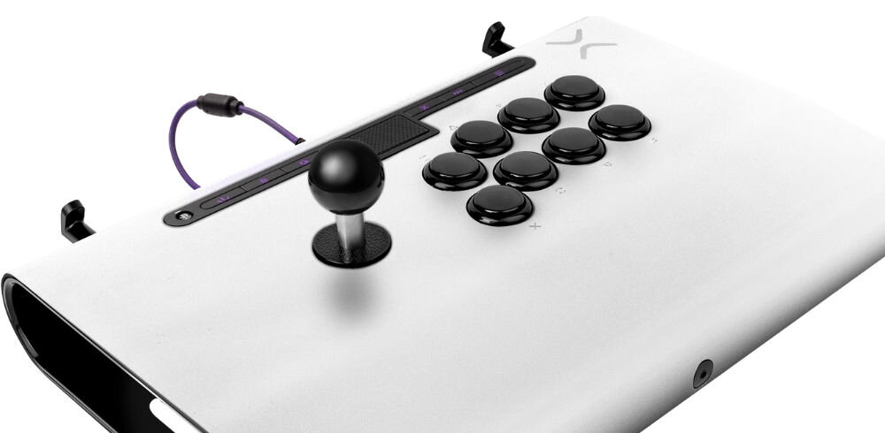 Kontroler PDP Victrix Pro FS Arcade Fight Stick Biały prezentacja kontrolera na białym tle pod kątem z podłączonym kablem zintegrowanie nachylenie kąt 6,28 stopni miękka piankowa podkładka pod kolana wygoda ergonomiczne rozwiązania komfort